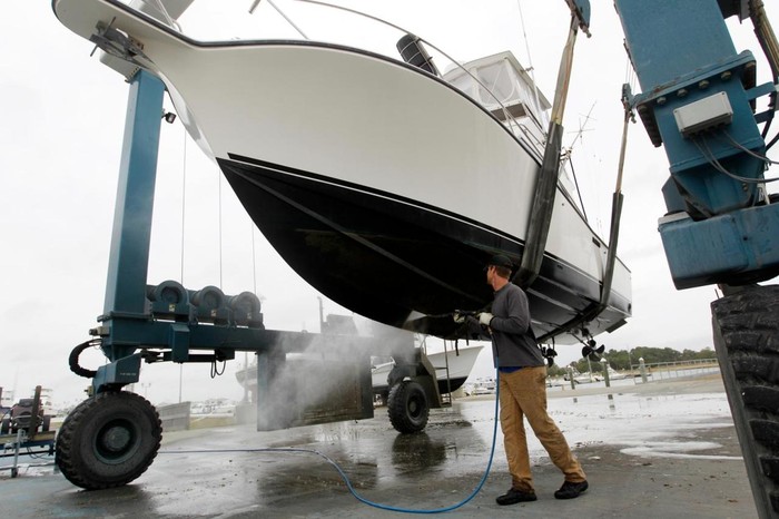 Người dân Mỹ bắt đầu đưa tàu thuyền lên bờ đề phòng siêu bão Sandy (Ảnh: AP)
